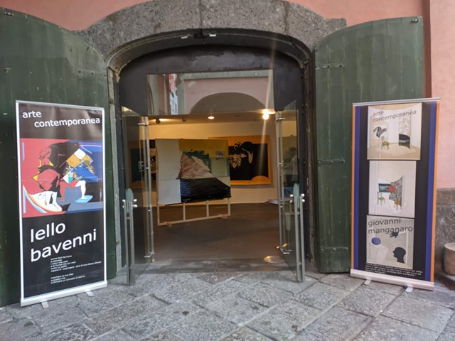 L’ingresso della sala del PAN con due pannelli verticali che presentano Lello Bavenni e Giovanni Manganaro